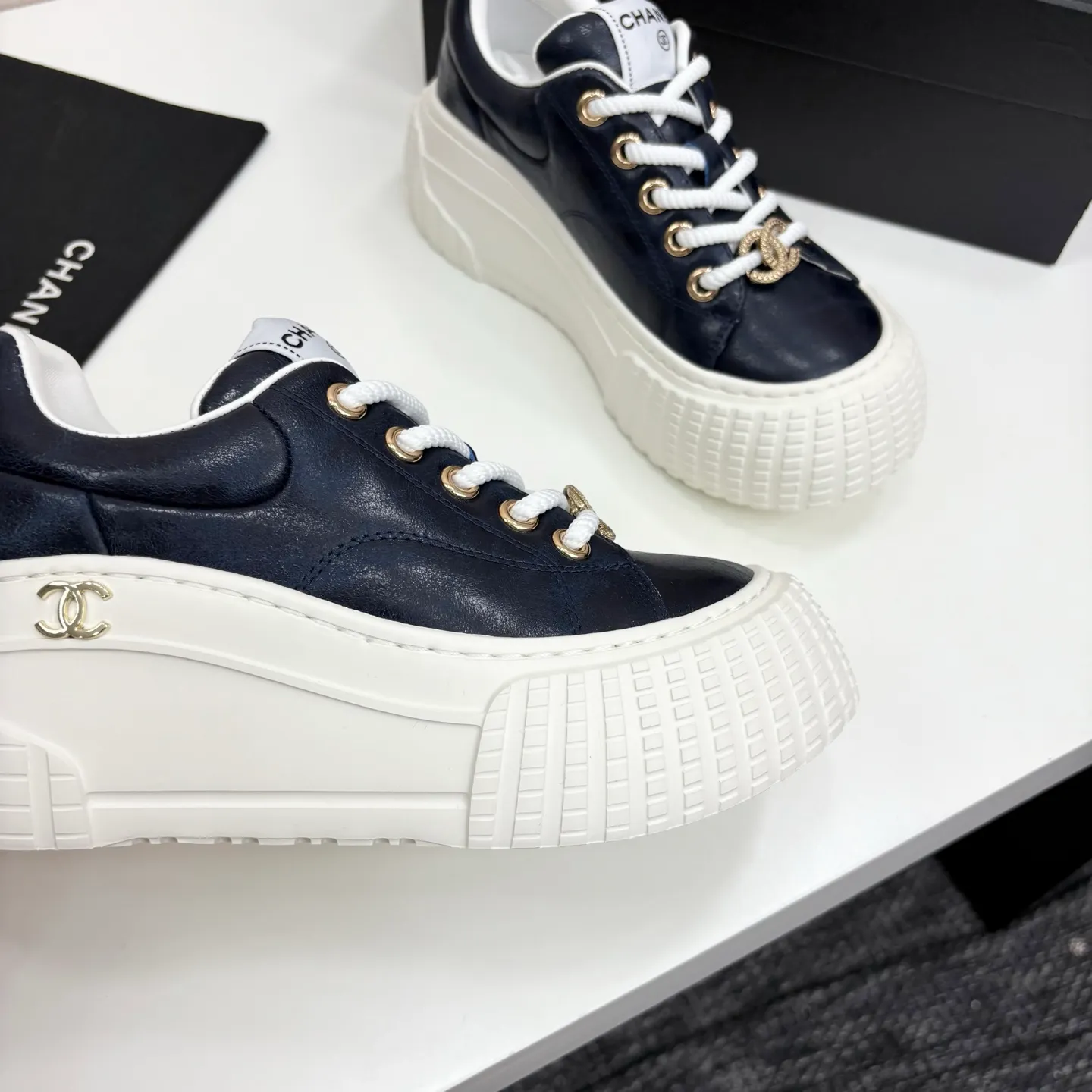 👟👟Ex-factory price 660👟👟 Chanel bread shoes ~ original calfskin panda shoes Chanel 25C latest hot style panda black and white sports shoes casual sneakers Xiaoxiang hot item classic black and white panda color coco girls must pay Fabric: original custom mixed sheepskin lining: original imported breathable mesh lining outsole: Original molded rubber + TPU combination Size: Women's 35-41